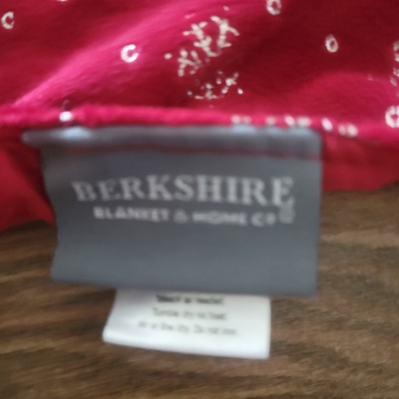 Red lux velvet snowflakes 56-inch tree skirt - Picture 2 of 4